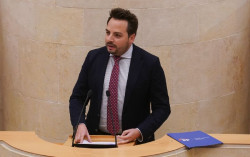 El PP acusa a Casares de "arrastrarse" ante los docentes "a base de bulos"