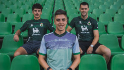 El Racing presenta su segunda camiseta, de color verde oscuro y con una fotografía en el reverso