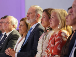 El Rey junto a Ana Bot&iacute;n y la presidenta de Cantabria inauguran Faro Santander  "uno de los mejores museos del mundo"