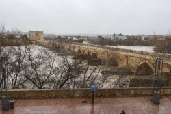 El r&iacute;o Guadalquivir roza los seis metros de altura a su paso por C&oacute;rdoba durante el fin de semana