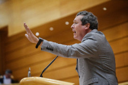 El senador c&aacute;ntabro &Iacute;&ntilde;igo Fern&aacute;ndez denuncia que los ministros buscan "saltar del barco" a costa del contribuyente