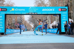 El ugandés Jacob Kiplimo destroza el récord del mundo de medio maratón en Barcelona