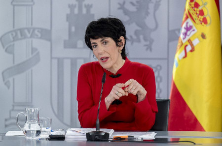 Elma S&aacute;iz defiende gobernar con decretos como en una dictadura
