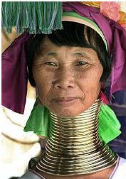 En Thailandia se las llama mujeres de cuello largo....