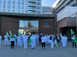 Enfermeros y fisioterapeutas se concentran ante Valdecilla para pedir condiciones "dignas" y m&aacute;s plantillas