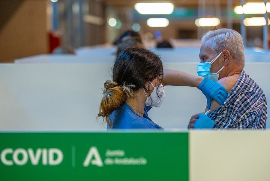 Estudio | Efectos secundarios leves duran dos días en vacunados con Pfizer y AstraZeneca