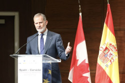 Felipe VI entrega el Premio de Poes&iacute;a "Joan Margarit" a Margaret Atwood: "Un alma que refleja todo un pa&iacute;s"