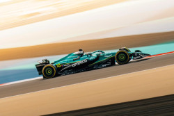 Fernando Alonso y Lance Stroll ya ruedan en Baréin con el nuevo AMR25 para 2025