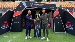 Flick y Xabi Alonso posan juntos con la Supercopa de Espa&ntilde;a