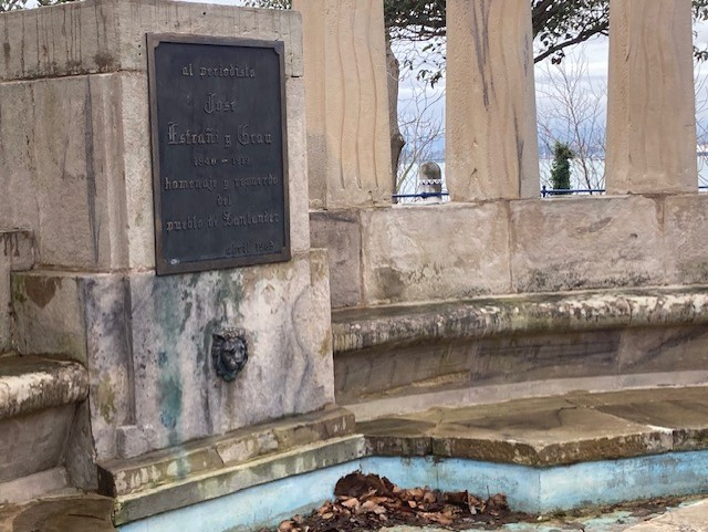 Gema Igual dice que  restaurará  monumentos y esculturas abandonadas como ésta que tiene hasta una fuente