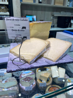 Granja Cudaña elabora y expone sus quesos en el Corte Ingles