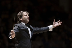 Gustavo Gimeno, director musical del Teatro Real: "Salir de gira es un gran aliciente y motivo de orgullo"