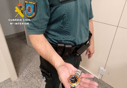  Interceptada en el aeropuerto de Santander una mujer con un reloj robado a un turista valorado en 9.000 euros