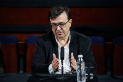 Javier Cercas ingresa en la RAE con una crítica a escritores "idiotas": "Un idiota es quien no se ocupa de la política"