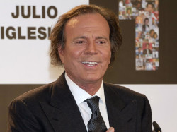 Julio Iglesias contrata al despacho de Jos&eacute; Antonio Chocl&aacute;n para hacer frente a las acusaciones de agresi&oacute;n sexual