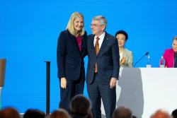 Kirsty Coventry releva formalmente a Thomas Bach e inicia su mandato al frente del Comité Olímpico Internacional