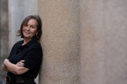 La acad&eacute;mica Clara S&aacute;nchez firma `Lo inexplicable`: "La reencarnaci&oacute;n me parece m&aacute;s satisfactoria que la resurrecci&oacute;n"