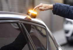 La baliza V-16 ser&aacute; obligatoria a partir del 1 de enero de 2026: Requisitos y c&oacute;mo evitar multas de 80 euros