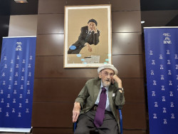 La Biblioteca Nacional cuelga el "portentoso" retrato de &Aacute;lvaro Pombo: "Me ha rejuvenecido, pero no ha mentido"