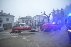 La borrasca obliga a desalojar a cerca de 4.000 personas y mantiene cortadas 87 carreteras andaluzas
