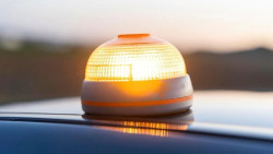 La DGT retira la homologaci&oacute;n de cuatro balizas V16 por motivos administrativos