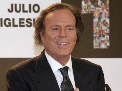 La Fiscal&iacute;a investiga una denuncia contra Julio Iglesias despu&eacute;s de que exempleadas le acusen de agresi&oacute;n sexual