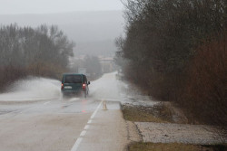 La lluvia mantiene un total de 13 carreteras restringidas en Le&oacute;n, Palencia, Salamanca, Segovia y Soria