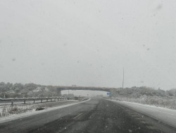 La nieve provoca el embolsamiento de camiones en carreteras de &Aacute;vila, Le&oacute;n, Segovia, Madrid, Toledo y Cuenca