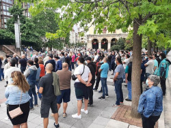 La plantilla de Sniace se concentra para exigir que cualquier reapertura de la f&aacute;brica implique a todos los trabajadores