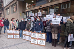 La plantilla en huelga del servicio de di&aacute;lisis se concentra ante Sanidad y exige su mediaci&oacute;n