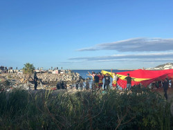 La Polic&iacute;a carga contra los ceut&iacute;es  tras quemar asentamientos de los marroqu&iacute;es en la playa