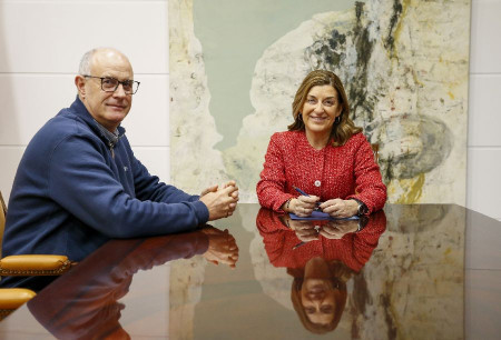 La presidenta de Cantabria anuncia que se mejorar&aacute; el acceso a Los Machucos y restaurar&aacute; "de forma inminente" la ermita rupestre de Socueva