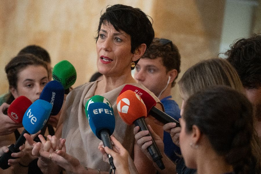 La presunta ministra Elma Saiz culpa al PP, que no gobierna, de la cat&aacute;strofe de Ceuta y de tener las fronteras abiertas 