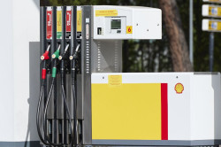 La rebaja fiscal del gas&oacute;leo subir&aacute; autom&aacute;ticamente a 20 c&eacute;ntimos en septiembre tras dispararse su precio
