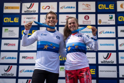 La suiza Lisa Baumann y el francés Simon Chapelet, campeones de Europa de descenso en BTT en La Molina