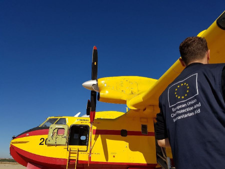 La UE despliega medios a&eacute;reos y efectivos terrestres para combatir los incendios en Espa&ntilde;a y B&eacute;lgica y S&aacute;nchez en la tumbona