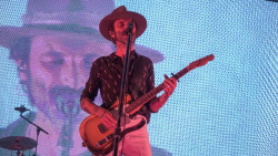 Leiva anuncia 30 conciertos en España y publica un nuevo adelanto de su próximo álbum, `Bajo presión`