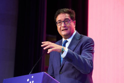 L&oacute;pez conf&iacute;a en que Espa&ntilde;a acoja una de las tres primeras gigafactor&iacute;as de IA de la UE
