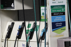 Los carburantes se abaratan hasta un 3,24% esta semana y consolidan sus ca&iacute;das por el efecto fiscal