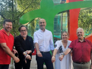 Los comerciantes de Torrelavega regalarán 14.000 pulseras de La Patrona entre sus clientes
