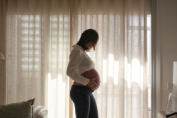 Los nacimientos continúan cayendo en España y registran un mínimo histórico con 318.005 en 2024, un 0,8% menos que 2023