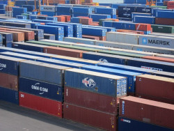 Los precios de exportaciones industriales bajan un 0,1% en octubre y los de importaciones caen un 2,4%