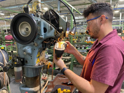 Los precios industriales en diciembre bajan un 2,1% en Cantabria, menos que la media (-3%)