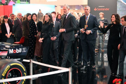 Los Reyes visitan el `stand` en Fitur del Gran Premio de Espa&ntilde;a de F&oacute;rmula 1