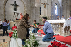 Los Scouts Cat&oacute;licos celebran la ceremonia de entrega de la `Luz de la Paz de Bel&eacute;n` en la Catedral de Santander