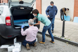  Los taxistas de Torrelavega reciben las pantallas protectoras