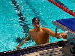 Luca Hoek recupera el récord de España y avanza a semifinales del 100 libres