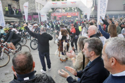 Martínez Abad da la salida de la prueba `Los 10.000 del Soplao` en la que participan cerca de 5.000 deportistas