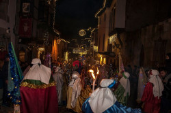 M&aacute;s de 500 personas participan en el bel&eacute;n viviente de la Cabalgata de Santillana