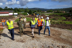 Media visita las obras del futuro espacio de insensibilizaci&oacute;n equina en el Centro Militar de Mazcuerras